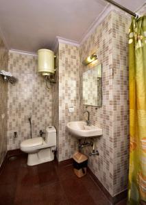 Et badeværelse på 2BHK Comfortable Furnished Serviced Apartments in Hauz Khas - Woodpecker Apartments