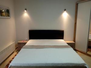 Rúm í herbergi á Divcibare apartmani Gavrić