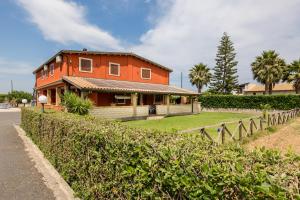 a house with a fence in front of it at Villa Stefy in Avola
