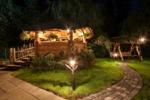 un jardín por la noche con luces en el césped en Gościniec Nad Potokiem, en Małe Ciche