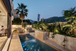 una piscina al centro di una casa di Boutique Hotel & Spa Casa del Mare - Mediterraneo a Herceg-Novi