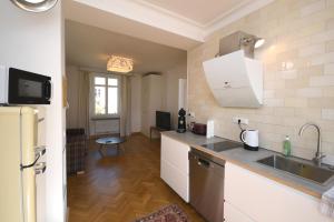 a kitchen with a sink and a counter top at Marktplatz Mountain View in Gmunden