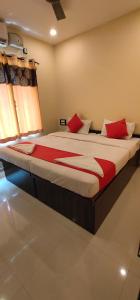 Llit o llits en una habitació de Krishna Kausthubha