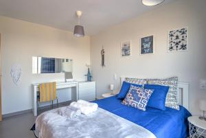 a bedroom with a blue bed and a desk at Apartment BlueHat Moncofa in Moncófar +41 photos