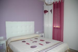 ein Schlafzimmer mit einem Bett mit Blumen darauf in der Unterkunft Apartamento Costa Ballena in Chipiona