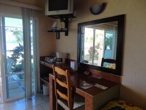 a room with a desk with a mirror and a table at Hotel Marina San Blas in San Blas