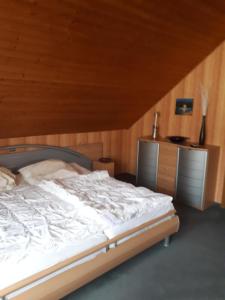 ein Schlafzimmer mit einem Bett und einer Holzdecke in der Unterkunft Ferienwohnung Steffi in Andernach