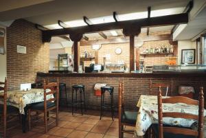 Un bar en un restaurante con mesas y sillas. en Hotel Corregidor, en Segovia