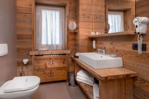 Koupelna v ubytování Hotel Baita Dei Pini