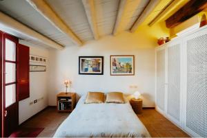 - une chambre avec un grand lit dans l'établissement Casa Jordi, à Cadaqués