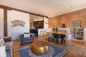 a living room with a table and a dining room at Confort y Diseño con Vistas al Casco Viejo in Bilbao