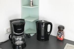 a coffeemaker and a coffee maker on a counter at Relax Apartment Grossbettlingen in Großbettlingen