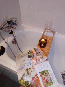 a magazine and a lamp on a table next to a bath tub at Apartamento Acogedor en la Coruña in A Coruña