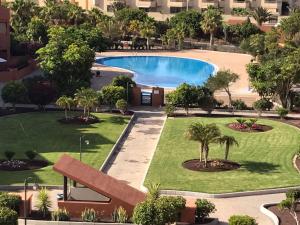 vista aerea di un resort con piscina di Ilusion II a La Tejita