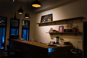 - un bar dans une pièce avec un comptoir et quelques fenêtres dans l'établissement Antong Creekside Hot Spring, à Yuli