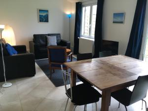 Ferme de Pontaly في Bailly: غرفة معيشة مع طاولة وكراسي خشبية