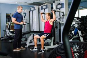 Posilňovňa alebo fitness centrum v ubytovaní Hotel i Aquapark Olender