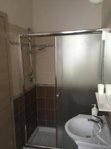 een badkamer met een douche en een wastafel bij Bologna Centrale Stanze in Bologna