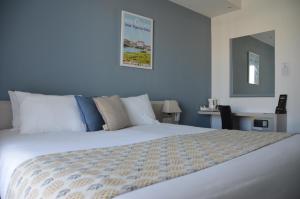 Hotel et Spa Les Cleunes Oléron客房内的一张或多张床位