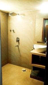 La salle de bains est pourvue d'un lavabo blanc et d'un miroir. dans l'établissement Mount View Executive, à Panchgani