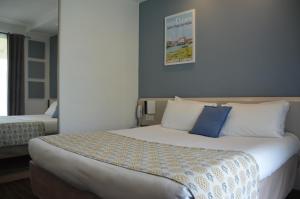 Hotel et Spa Les Cleunes Oléron客房内的一张或多张床位