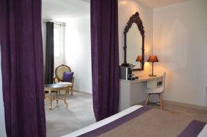 Hotel et Spa Les Cleunes Oléron客房内的一张或多张床位