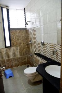 bagno con servizi igienici e lavandino di Pandharinath Lodge a Pandharpur