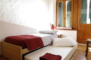 Dos camas sentadas en una habitación con ventana. en Luzzo 15, en Feltre 19 fotos más