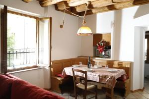 comedor con mesa y ventana en Luzzo 15, en Feltre