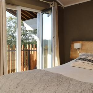 Un pat sau paturi într-o cameră la Le Sorbier - Gîte et chambres d'hôtes