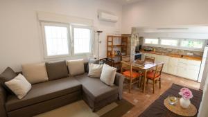 a living room with a couch and a table at Apartamento Gloria in Polop