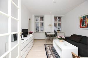 a living room with a couch and a tv at Hotel 9 små hjem in Copenhagen