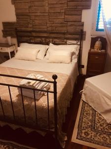 Postel nebo postele na pokoji v ubytování Casa tipica siciliana patronale home BedandBreakfast TreMetriSoprailCielo Camere con vista, colazione interna in terrazzo panoramico