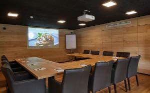 uma sala de conferências com uma grande mesa de madeira e cadeiras em ElzLand Hotel 9 Linden em Elzach