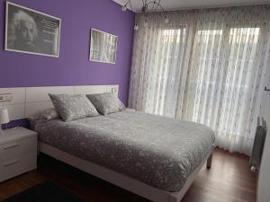 A bed or beds in a room at Apartamento en Bilbao con Garaje opcional