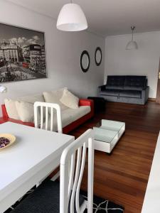 a living room with a couch and a table at Apartamento en Bilbao con Garaje opcional in Bilbao