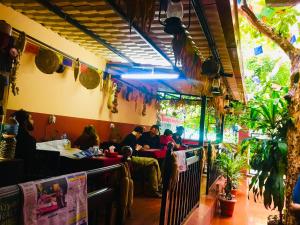 Restoran või mõni muu söögikoht majutusasutuses Gurung's Home