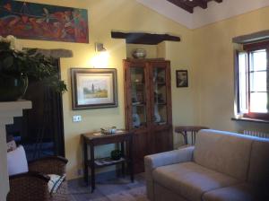 a living room with a couch and a table at VILLA Podere IL GIARDINO in Castiglion Fiorentino