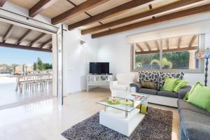 a living room with a couch and a table at Can Brivo in Costitx