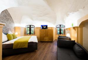 une chambre d'hôtel avec un lit et un canapé dans l'établissement Ferienwohnung Burgkaiser, à Goslar