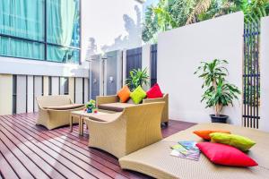 ノンタブリーにあるMida Hotel Ngamwongwan - SHA Plusの椅子とテーブルと植物のあるロビー