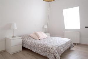 Rúm í herbergi á Petite Venise Grand Duplex Turenne Hyper Centre