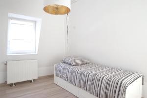 Rúm í herbergi á Petite Venise Grand Duplex Turenne Hyper Centre