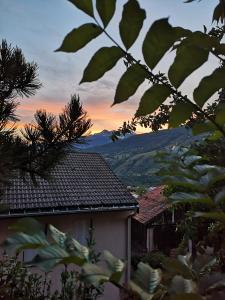 una casa con la puesta de sol en el fondo en Maison Caramel en Landry