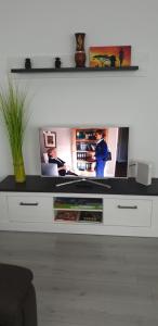Μια τηλεόραση ή/και κέντρο ψυχαγωγίας στο Komfortable Ferienwohnung