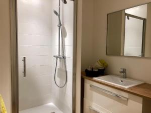 une salle de bain avec douche et lavabo dans l'établissement Triangle d’or, à Le Touquet-Paris-Plage 10 autres photos