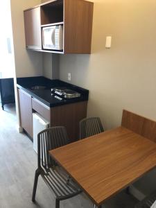 Kuchyň nebo kuchyňský kout v ubytování Itajaí Express Residence