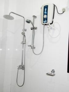 bagno con doccia e dispenser sapone di Shanika Beach Inn a Tangalle