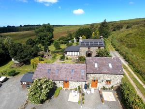 widok z lotu ptaka na dom z dachem solarnym w obiekcie Tanyresgair Cottages w Aberystwyth