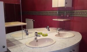 een badkamer met 3 wastafels en een spiegel bij CHEZ MARLYSE in Blois